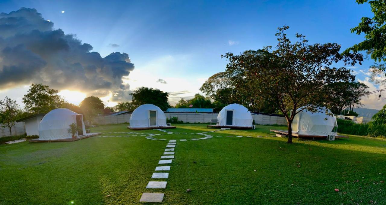Yubarta Lodge อูวีตา ภายนอก รูปภาพ